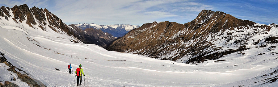 Panorama dal Passo di Lemma a nord verso Pizzo del Vallone a sx, Valle di Lemma e Alpi Retiche al centro, Pizzo Scala a dx